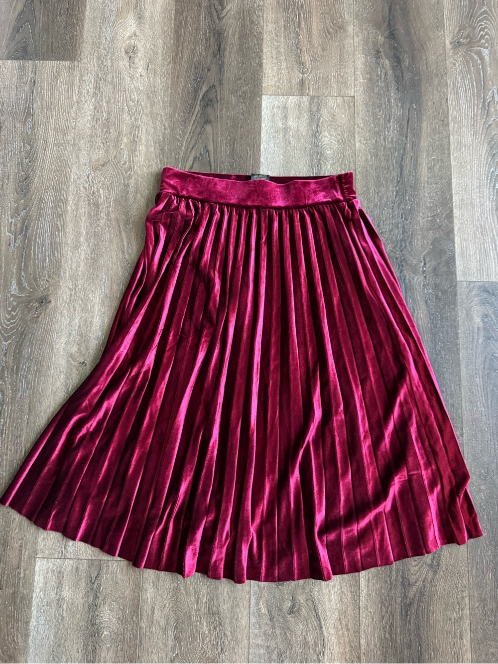 Metrowear Pleated Velvet Skirt in Deep Wine Women’s size Medium